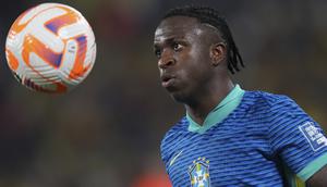 Vinicius Junior dari Brasil mengamati bola&nbsp;dalam&nbsp;pertandingan Kualifikasi Piala Dunia 2026 melawan Ekuador di stadion Banco Pichincha di Guayaquil, Ekuador, Kamis, 5 Juni 2025. (AP Photo/Dolores Ochoa)