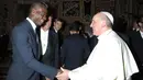 Paus Fransiskus bersalaman dengan pemain Timnas Italia, Mario Balotelli di akhir audiensi pribadi dengan tim sepak bola Italia dan Argentina di Vatikan pada tanggal 13 Agustus 2013. Paus Fransiskus bercanda dengan para pemain Italia dan Argentina pada malam menjelang pertandingan sepak bola persahabatan di Roma pada hari Selasa, dengan mengatakan bahwa ia bimbang mengenai siapa yang harus didukung. (AF/Osservatore Romano)