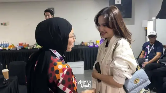 6 Gaya Kasual Syifa Hadju saat Dikenalkan ke Keluarga Besar El Rumi, Tenteng Tas Seharga Rp54 Juta