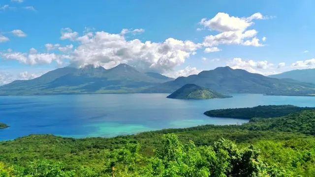Panorama alam dari kejauhan Gunung Lewotobi di Flores NTT @bataonamonica