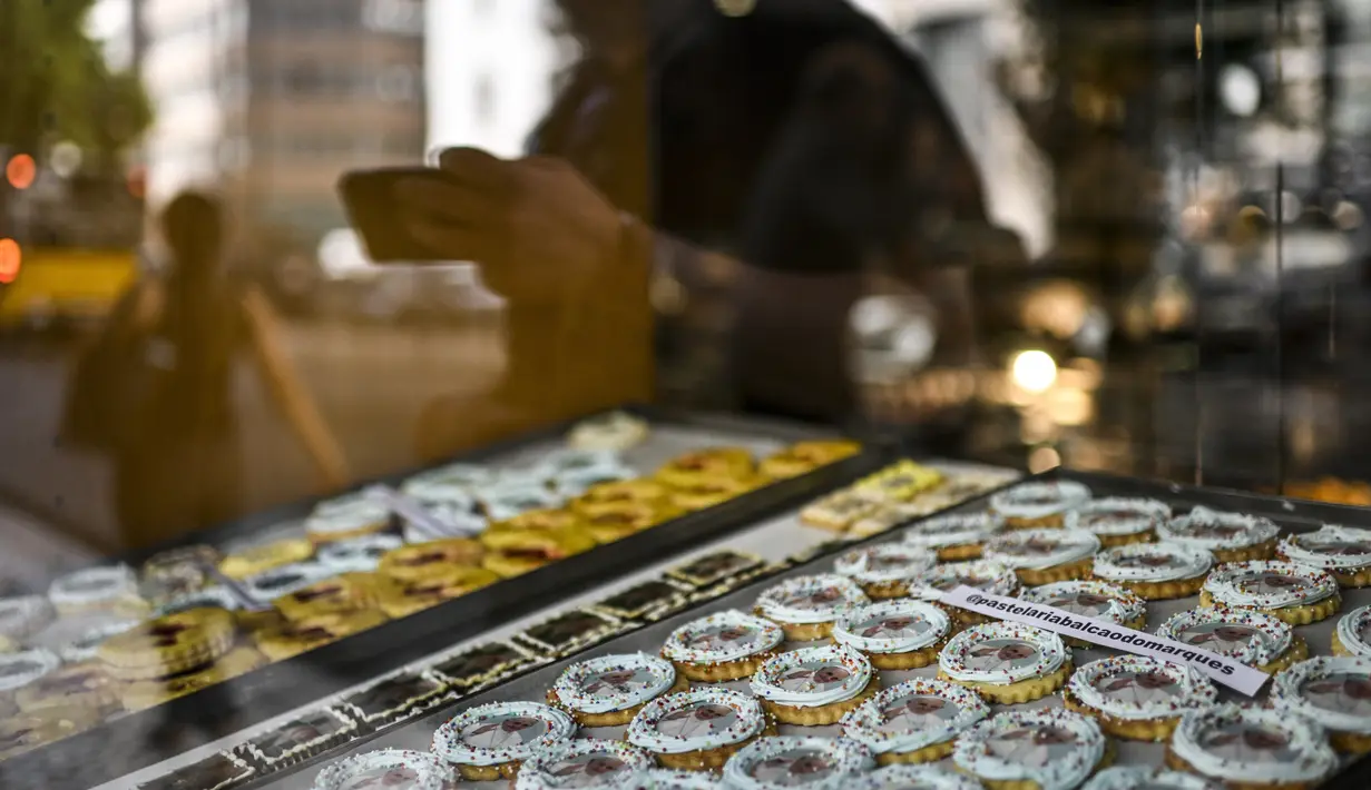 Desainnya menampilkan gambar paus yang dicetak dan dapat dimakan yang diletakkan di atas kue buatan sendiri yang dihiasi dengan lapisan gula dan taburan gula berwarna. (Patricia DE MELO MOREIRA / AFP)