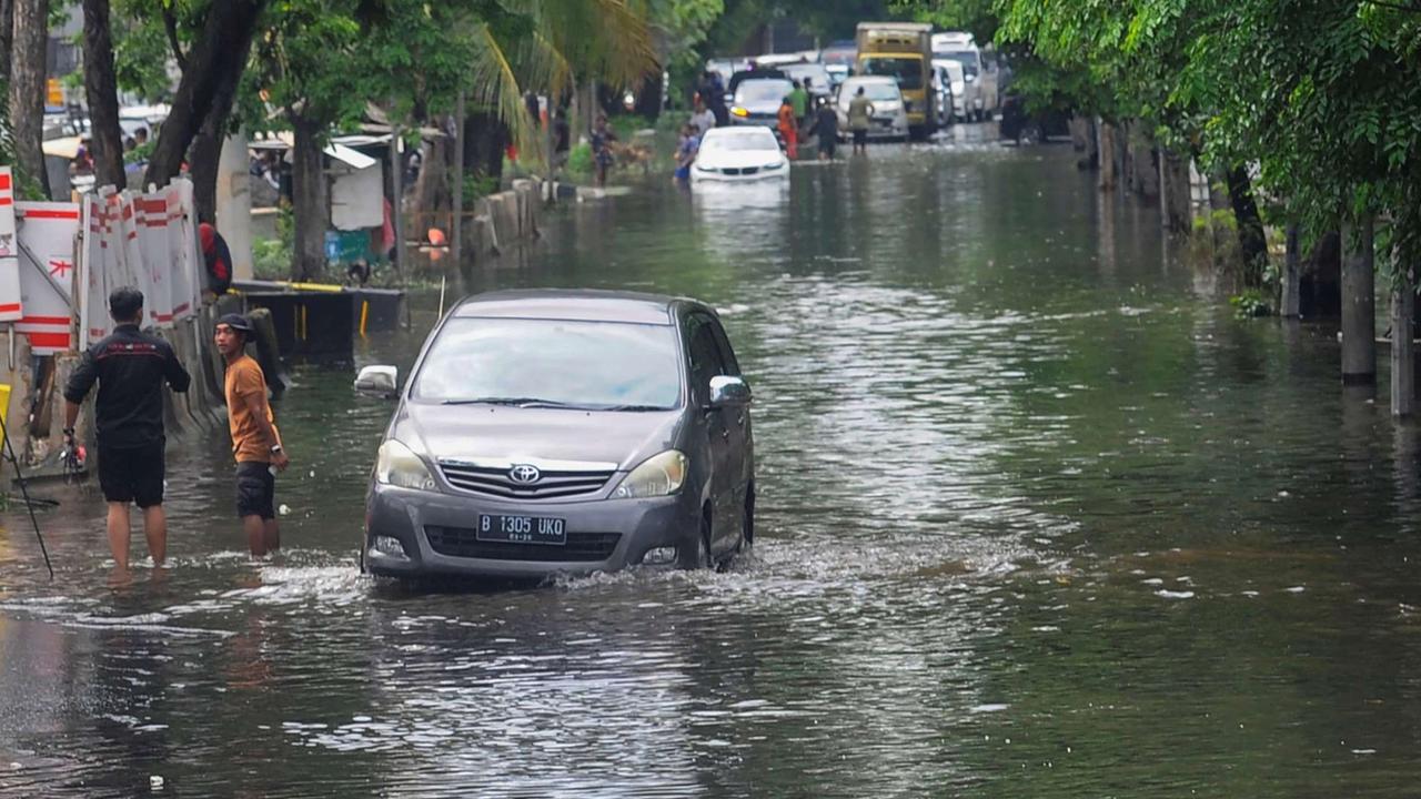 Mobil mewah mogok saat banjir rob di Muara Angke