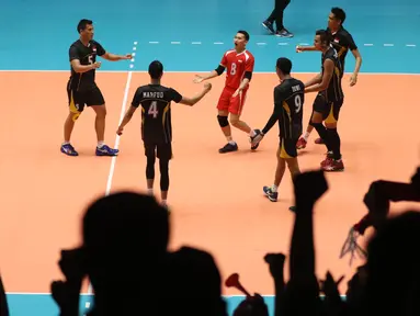 Suporter Timnas voli putra Indonesia bersorak saat menyaksikan laga Indonesia melawan Jepang di Semifinal Kejuaraan Voli Asia 2017 di GOR Tri Dharma, Gresik, Senin (31/7). Indonesia kalah 3-0 (17-25, 24-26, 23-25). (Liputan6.com/Helmi Fithriansyah)