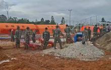 TNI AD Kerahkan Pasukan Bangun Hunian Sementara untuk Korban Tanah Bergerak di Lima Puluh Kota
