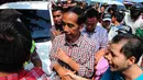 Kedatangan Jokowi disambut para warga dan pedagang yang ingin bersalaman dengan capres nomor urut dua tersebut, Jakarta, Senin (30/6/14). (Liputan6.com/Andrian M Tunay)