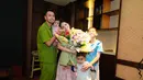 Nagita Slavina mendapatkan kejutan manis di Hari Ibu. Dalam foto yang diunggahnya, ia tampil anggun mengenakan midi dress berwarna pink sambil memegang buket bunga. Penampilan Nagita benar-benar mencerminkan kelembutan seorang ibu. [@raffinagita1717].