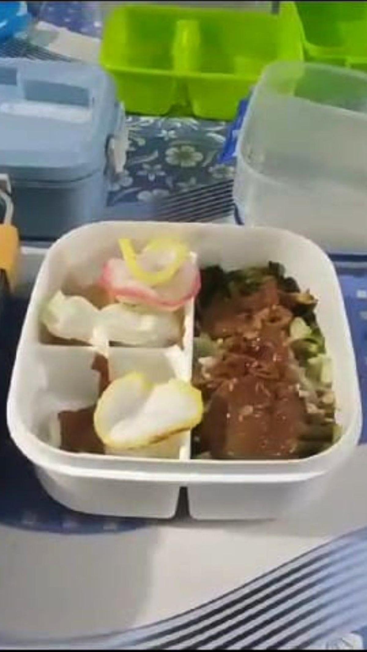 Menu ketiga dalam simulasi program makan gratis ini adalah gado-gado. Menu tersebut disajikan dengan tambahan telur ayam rebus dan pisang.&nbsp;&nbsp;