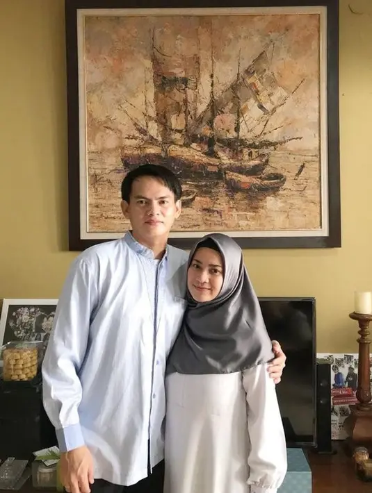 Dinding rumahnya banyak dihias lukisan hingga foto keluarga. Ikke bersama suami barunya, Karlie Fu. Sebelum menikah dengan Karlie Fu Januari 2021 lalu, Ikke menikah dengan Aldi Bragi. [Foto: dok. Instagram/ikkenurjanah0518]