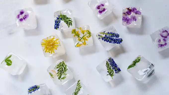 Memakai Es Batu Sebagai Primer, Tips Buat Makeup Tahan Lama