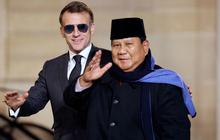 FOTO: Momen Keakraban Prabowo dan Macron di Istana Elysee Paris