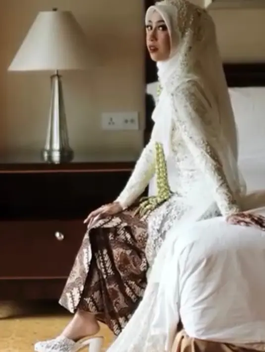 Kebaya akad nikah kakak Abidzar itu memiliki model long tail yang dramatis dan detail payet yang elegan. [@antzcreator]