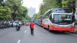 Beberapa armada shuttle bus penonton terparkir di titik lokasi Balai Kota Surabaya untuk mengantar para penonton secara gratis menuju Stadion Gelora Bung Tomo untuk menyaksikan pembukaan Piala Dunia U-17 2023 sekaligus laga Timnas Indonesia U-17 menghadapi Ekuador, Jumat (10/11/2023). (Bola.com/Bagaskara Lazuardi)