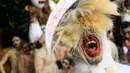 Peserta dengan memakai topeng bersuka ria mengikuti parade " La Calabiuza " di El Savador, Minggu (1/11/2015). " La Calabiuza " oleh warga Tonacatepeque diartikan sebagai Hari Kematian. (AFP PHOTO/Marvin RECINOS)