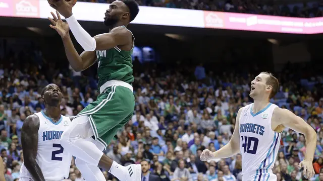 Pemain Celtics Jaylen Brown (baju hijau) melakukan layup saat melawan Celtics (AP)