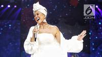 Aksi Agnez Mo saat tampil dalam malam puncak HUT ke-28 SCTV di ICE BSD, Tangerang, Banten, Jumat (24/8). Agnez Mo tampil cantik menggenakan gaun putih saat membawakan lagu berjudul "Sebuah Rasa". (Faizal Fanani/liputan6.com)