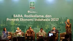 Staf Ahli Wakil Presiden RI, Sofjan Wanandi (kedua kiri) bersama Menaker Hanif Dhakiri (ketiga kiri) saat menjadi pembicara diskusi, Jakarta, Senin (23/1). Diskusi membahas SARA, Radikalisme dan Prospek Ekonomi Indonesia 2017. (Liputan6.com/Johan Tallo)