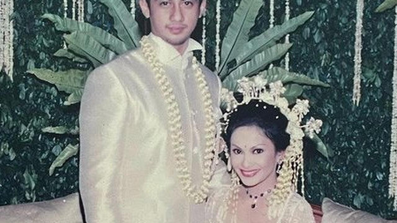 Tak hanya menggunakan adat Minangkabau, Ersa dan Otto juga menerapkan adat Sunda di pernikahan mereka. Suntiang yang semula ada di kepala kini berubah dengan cunduk mentul. Penutup kepala Otto juga berubah menjadi belangkon.