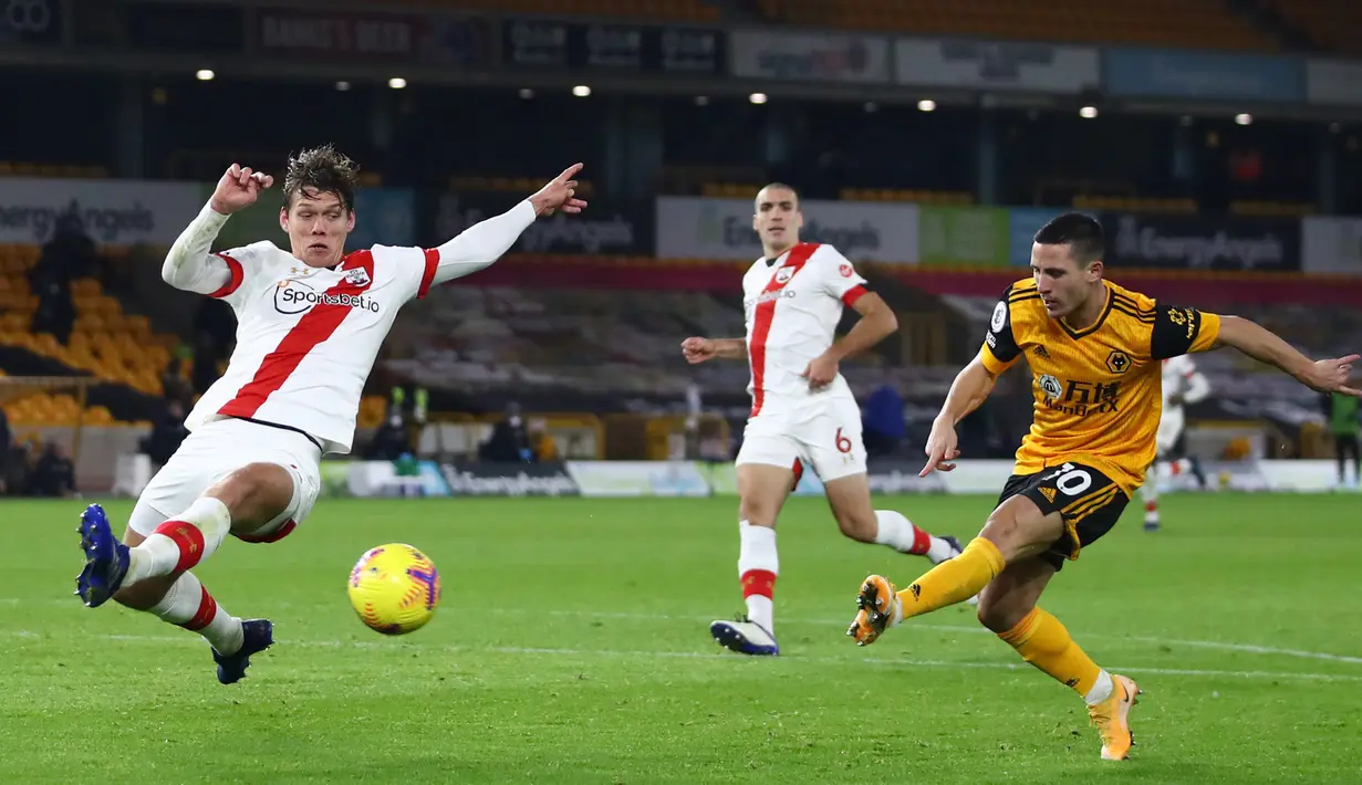 Gelandang Wolverhampton Wanderers, Daniel Podence, berebut bola dengan bek Southampton, Jannik Vestergaard, pada laga lanjutan Liga Inggris di Molineux Stadium, Selasa (24/11/2020) dini hari WIB. Wolverhampton imbang 1-1 menghadapi Southampton. (AFP/Michael Steele/pool)