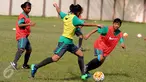 Pemain Timnas Putri Indonesia U-15 berebut bola saat latihan di Lapangan GOR Sunter, Jakarta, Kamis (4/5). Latihan ini persiapan mengikuti ajang Piala AFF U-15 putri 2017 yang digelar di Laos, 7-20 Mei mendatang. (Liputan6.com/Helmi Fithriansyah)