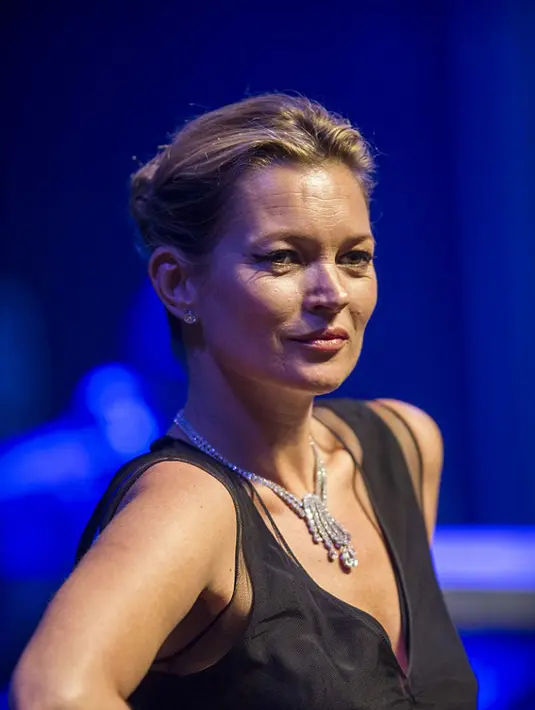 Kebiasaan minum alkohol dan merokok membuat dirinya mengalami penuaan lebih cepat dan kehilangan kemilau indah pada kulitnya. (via dailymail.co.uk)