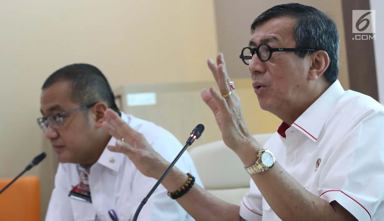 Menteri Hukum dan HAM, Yasonna H. Laoly (kanan) menyampaikan keterangan di Jakarta, Senin (25/3). Menurut Yasonna, kemenangan atas gugatan tersebut diputuskan pada 18 Maret 2019 yang sebelumnya sudah kita menangkan pada 6 Desember 2016,  (Liputan6.com/Helmi Fithriansyah)