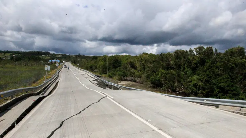 Gempa bumi Chile mengakibatkan jalanan terbelah. (Reuters)