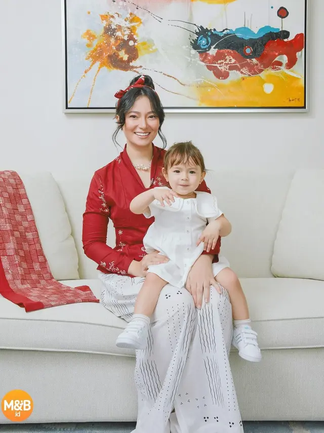 Pemotretan Asmirandah dan Baby Chloe Pakai Busana Merah Putih, Sambut Kemerdekaan