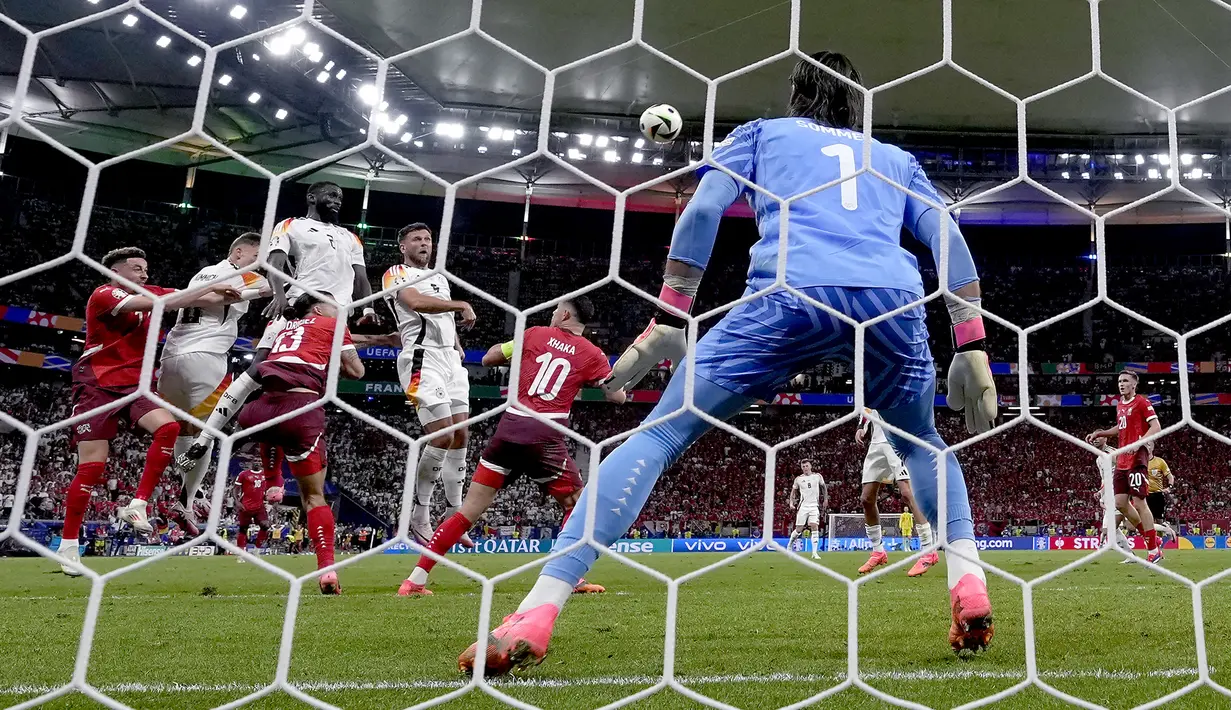 <p>Di ujung laga, menit ke-90+2, Niclas Fullkrug keluar sebagai pahlawan dengan mencetak gol penyeimbang. (AP Photo/Frank Augstein)</p>