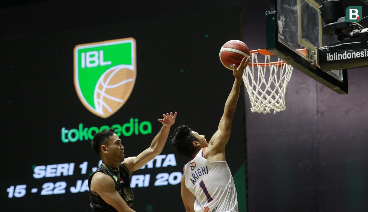 Pebasket Pelita Jaya, Muhamad Arighi (kanan) berusaha memasukan bola saat melawan West Bandits Solo pada laga seri I IBL 2022 di Hall Basket GBK, Jakarta, Jumat (21/01/2022). Pelita Jaya menang dengan skor 87-81. (Bola.com/M Iqbal Ichsan)