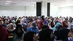 Mahasiswi mengajukan pertanyaan pada acara digital workshop Emtek Goes To Campus 2018 di Universitas Negeri Semarang (UNNES), Semarang, Selasa (17/7). Kegiatan akan digelar pada Selasa-Kamis. (Liputan6.com/Herman Zakharia)