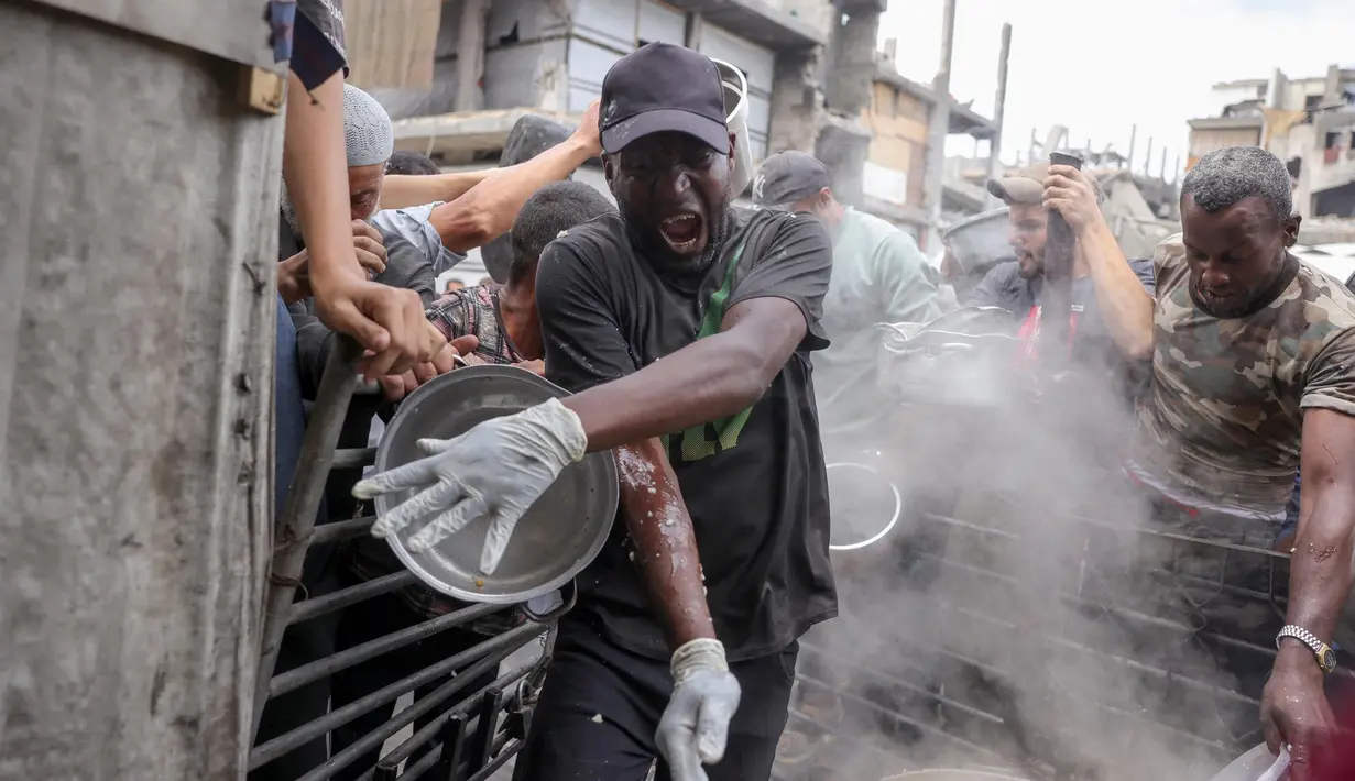 Jumlah makanan yang didistribusikan setiap harinya di Gaza merosot drastis hingga 70 persen, dari 840.000 porsi pekan lalu menjadi hanya 260.000 porsi minggu ini. (BASHAR TALEB/AFP)