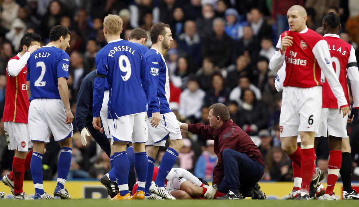 Pemain Arsenal, Eduardo da Silva mendapatkan cedera horor usai tekel keras dari pemain Birmingham City Martin Taylor pada 23 Februari 2008. (AFP/Adrian Dennis)