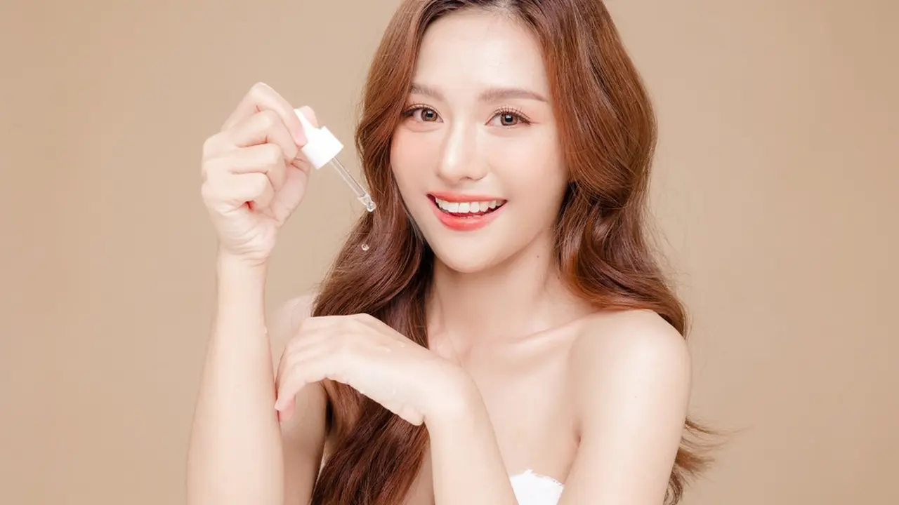 Pakai Lebih dari 1 Serum Bersamaan, Boleh Nggak Sih? Begini Cara Layering Serum yang Tepat