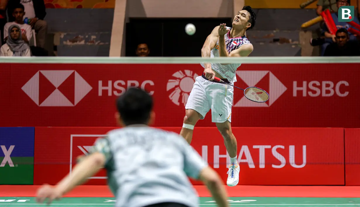 <p>Pebulu tangkis tunggal putra Indonesia, Jonatan Christie melakukan pukulan smash ke arah wakil Jepang, Kenta Nishimoto pada laga perempat final Indonesia Masters 2025 di Istora Senayan, Jakarta, Jumat (24/01/2025). (Bola.com/Bagaskara Lazuardi)</p>