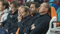 OGAH MUNDUR - Danny Blind enggan meninggalkan kursi kepelatihan Belanda usai dikalahkan Ceska 2-3 pada laga pamungkas Grup A kualifikasi Piala Eropa 2016. ( REUTERS/Toussaint Kluiters)