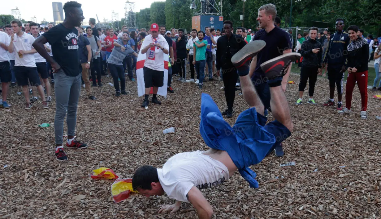 Seorang penonton asal Inggris melakukan break dance saat akan menyaksikan negaranya bertanding melawan Islandia. (Bola.com/Vitalis Yogi Trisna)