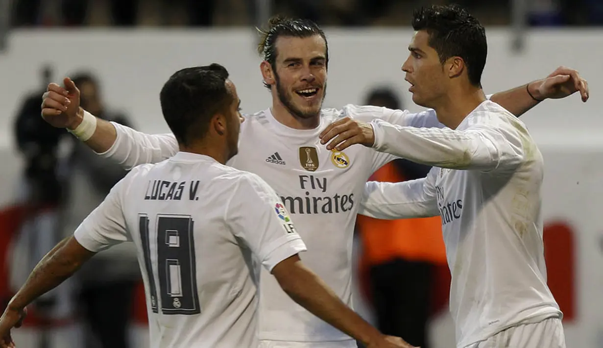 Pemain Real Madrid, Gareth Bale, bersama Cristiano Ronaldo dan Lucas merayakan kemenagan atas Eibar pada laga Liga Spanyol di Estadio Municipal de Ipurua, Spanyol, Minggu (29/11/2015). Madrid menang 2-0. (Reuters/Joseba Etxaburu)