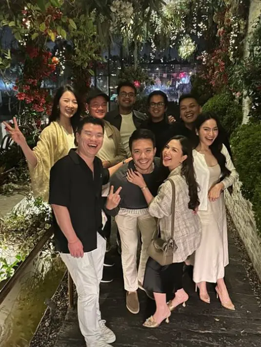 Di acara makan malam, Jessica Mila tampil lebih formal dengan Lindy bag dari Hermes dan mules gold [@jscmila]