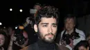 Tidak hadir di lokasi berlangsungnya acara, Zayn mendapat pemberitahuan bahwa dirinya menang dalam sebuah kategori. Untuk itu ia berterima kasih kepada semua pihak lewat video, namun ada hal yang mengejutkan. (AFP/Bintang.com)
