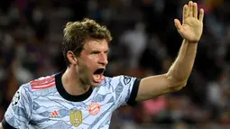 Thomas Mueller. Striker Bayern Munchen asal Jerman ini hingga kini tercatat telah mencetak 8 gol dan 2 assist ke gawang Barcelona hanya bersama Bayern Munchen dalam 8 laga di Liga Champions. Dua gol terakhirnya ke gawang Barcelona dicetak pada fase grup Liga Champions musim 2021/2022, di mana ia mencetak masing-masing satu gol dalam laga yang keduanya dimenangi Bayen Munchen dengan skor identik 3-0. (AFP/Lluis Gene)