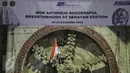 Pekerja mengibarkan bendera Merah Putih saat mesin bor bawah tanah pertama proyek MRT Jakarta bernama 'Bor Antareja' menembus Stasiun MRT Senayan, Jakarta, Rabu (23/12/2015). (Liputan6.com/Faizal Fanani)