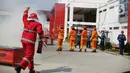 Petugas pemadam kebakaran melakukan simulasi pemadaman saat kompetisi Fire Safety Challenge di Kantor Dinas Penanggulangan Kebakaran dan Penyelamatan Pemprov DKI Jakarta, Rabu (2/6/2021). Kompetisi ini juga sebagai keterampilan penggunaan peralatan dan teknik operasional. (Liputan6.com/FaizalFanani)