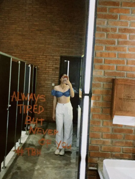 Mengenakan crop top dan denim putih, gaya kasual seru Sitha Marino hadirkan pesona yang tak terbantahkan. [Foto: Instagram/ Sitha Marino]