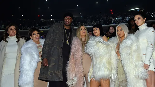 20160211-Kompaknya Kardashian-Jenner Bersaudara saat Fashion Show Kanye West-New York