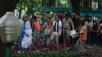 Wakil Gubernur DKI Jakarta Sandiaga Uno seusai melepaskan ikan ke kolam buatan pada peresmian taman di Monas bagian barat, Selasa (27/3). Taman ini terletak tidak jauh dari bundaran patung kuda di dekat pintu masuk Monas. (Merdeka.com/Imam Buhori)