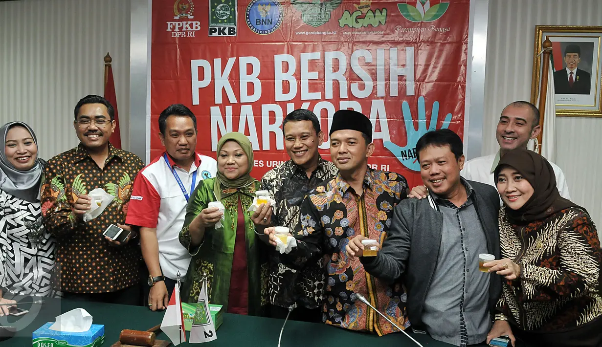 Anggota Fraksi PKB menunjukkan sampel urine usai mengikuti tes narkoba di Gedung DPR, Senayan, Jakarta, Rabu (16/3). Tes urine yang bekerjasama dengan BNN itu diikuti 36 anggota dewan untuk mengantisipasi penyalahgunaan narkoba. (Liputan6.com/Johan Tallo)