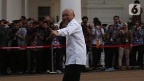 Mantan Koordinator Staf Khusus Presiden, Teten Masduki tiba di Kompleks Istana Kepresidenan, di Jakarta, Selasa (22/10/2019). Teten mengenakan kemeja putih dan celana panjang hitam layaknya para calon menteri di kabinet kerja jilid 2. (Liputan6.com/Angga Yuniar)