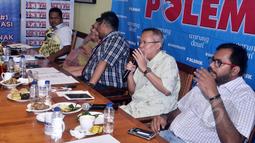 Anggota Komisi III DPR Arsul Sani (kedua kanan) saat menjadi pembicara dalam diskusi "Telenovela KPK-Polri" di Cikini, Jakarta, Sabtu (2/5/2015). Diskusi tersebut membahas hubungan antara KPK dan Polri yang kembali memanas. (Liputan6.com/Helmi Afandi) 