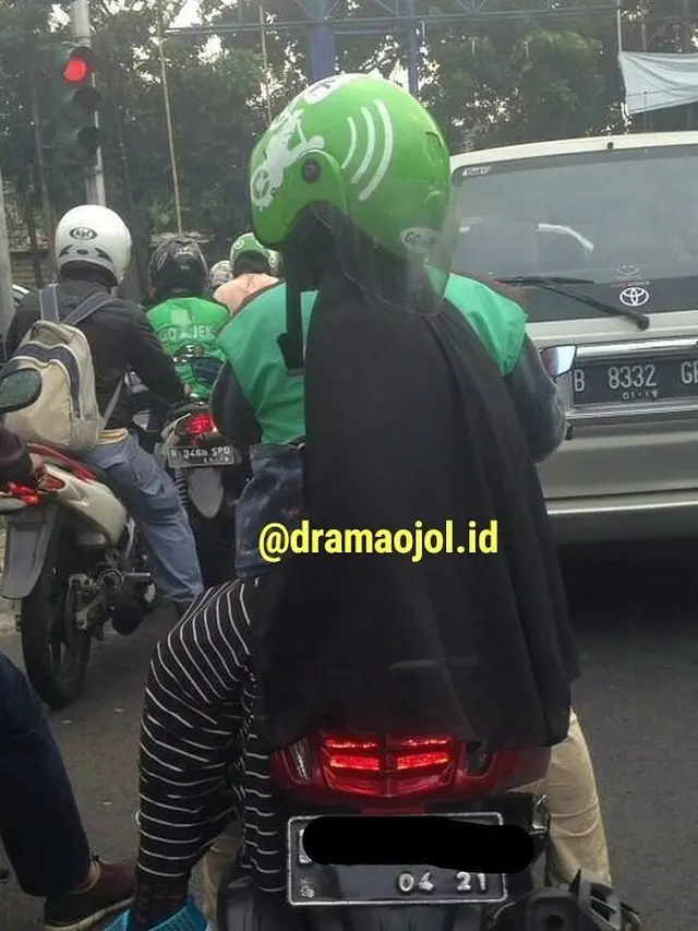 7 Pose Nyeleneh Emak-Emak saat Dibonceng Motor Ini Bikin Ketawa