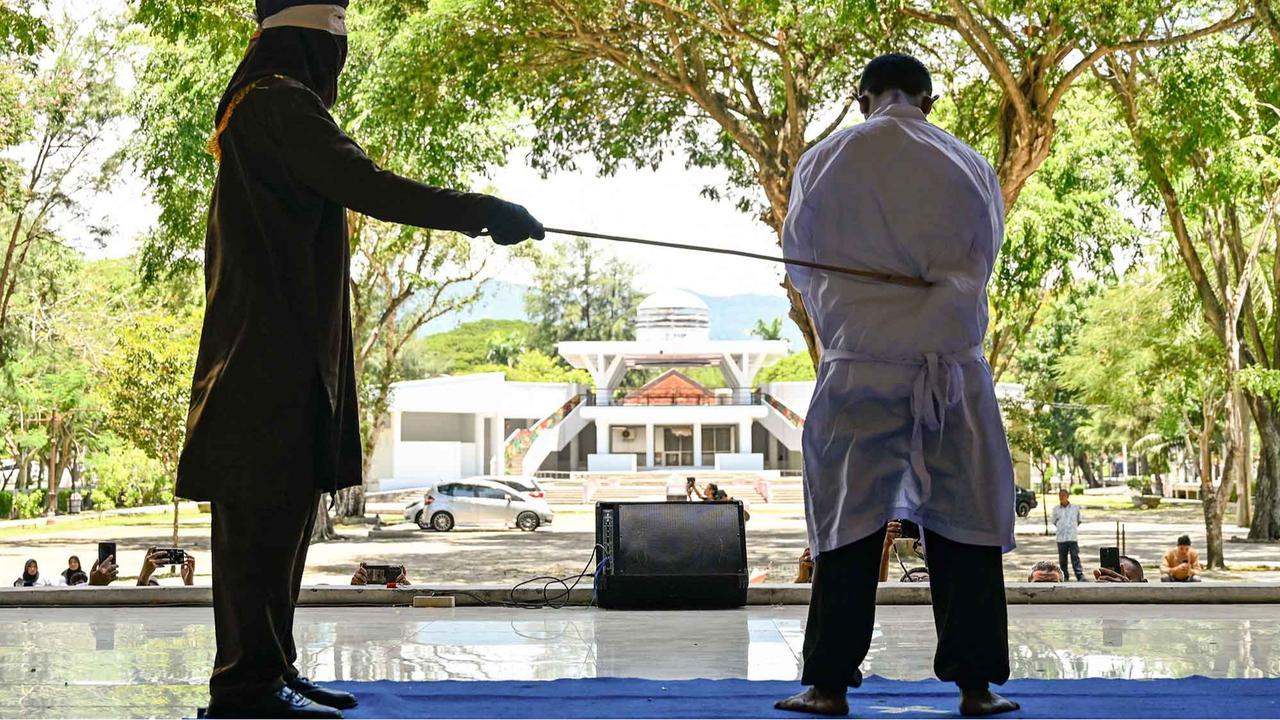 FOTO: 10 Terpidana Dicambuk di Banda Aceh, Termasuk Pasangan Sesama Jenis
